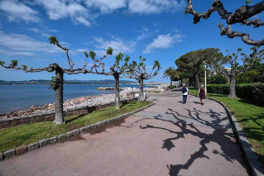 Chaleureux Appartement Face Au Port Sta Lucia, Tout A Pieds, Wifi Saint-Raphael  Exterior photo
